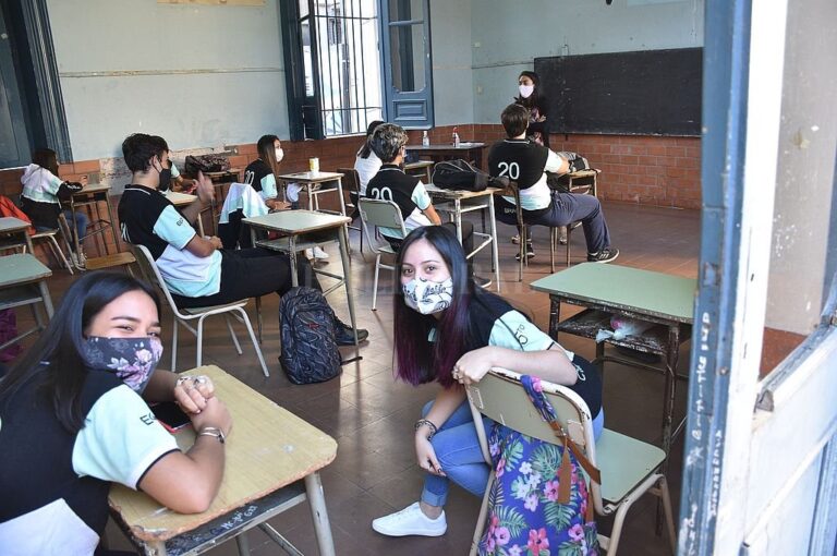Puertas y ventanas abiertas todo el tiempo en las aulas