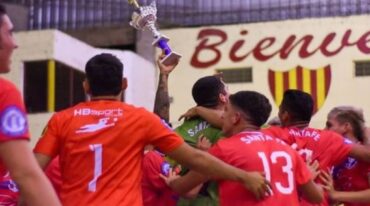 Los jugadores de Santa Fe Futsal con el trofeo en alto tras vencer en la final de la categoría C20 a Paracao. PRENSA APFS