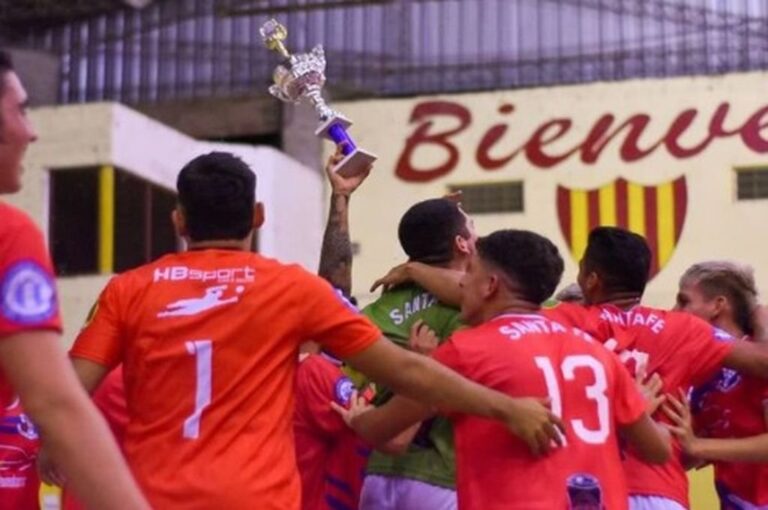 Los jugadores de Santa Fe Futsal con el trofeo en alto tras vencer en la final de la categoría C20 a Paracao. PRENSA APFS