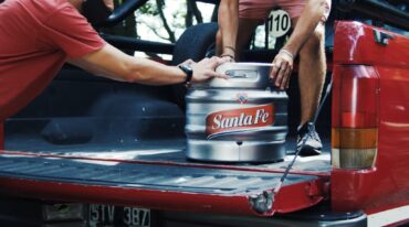 La Cerveza Santa Fe de barril respeta una política de calidad que nunca supera los 45 días desde la elaboración hasta el vaso. Gentileza.