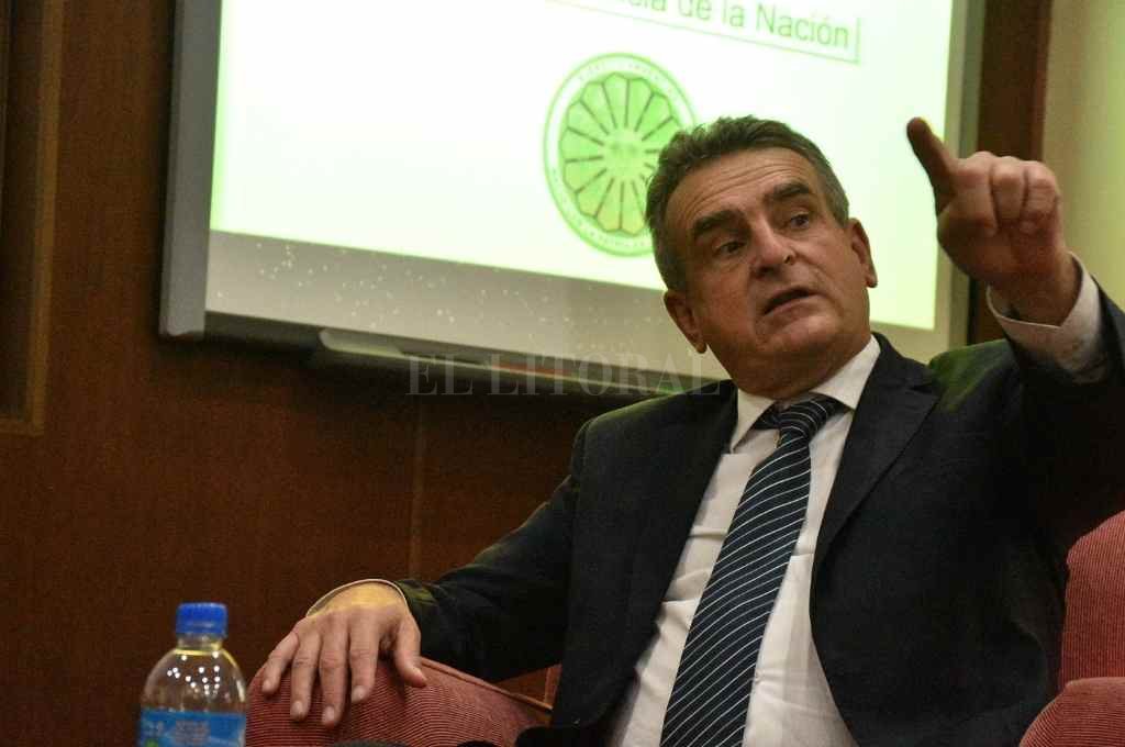 Agustín Rossi sigue en el gobierno nacional pero con mirada atenta a lo que ocurre en la provincia.    Guillermo Di Salvatore