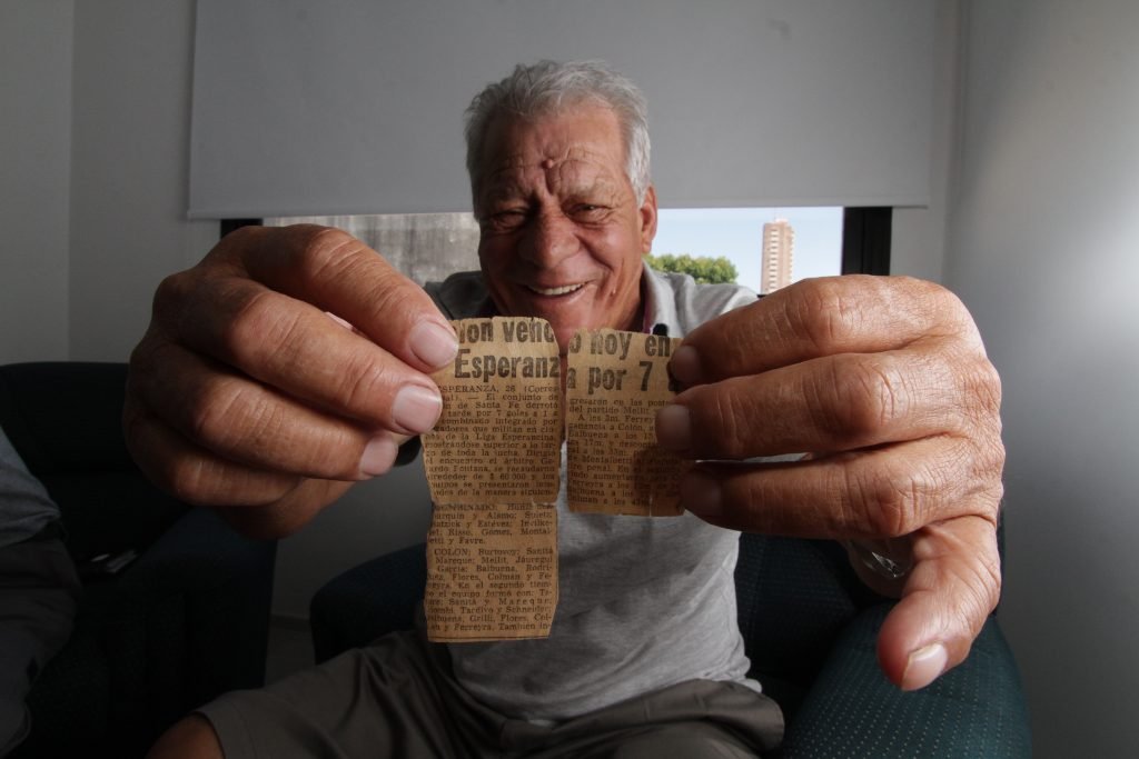 En una visita a El Litoral mostró un recorte de diario que guardaba con una participación inicial suya en el fútbol.  Mauricio Garín.