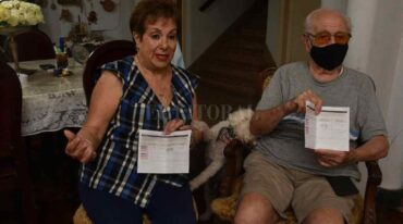 Clelia Gutiérrez de Testoni y Pellegrino Testoni con el certificado donde consta la colocación de la primera dosis. Entre ambos