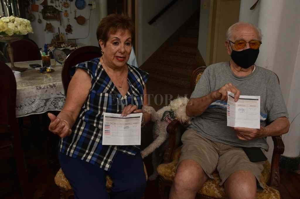 Clelia Gutiérrez de Testoni y Pellegrino Testoni con el certificado donde consta la colocación de la primera dosis. Entre ambos