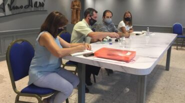 El intendente Verdecchia lideró el acto de entrega de fondos. Gentileza: prensa Municipalidad de Armstrong.