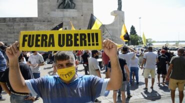 Durante este jueves se realizó una protesta de los taxistas contra el funcionamiento de Uber en Rosario. Marcelo Manera