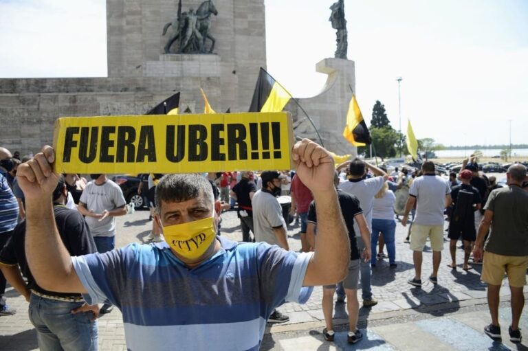 Durante este jueves se realizó una protesta de los taxistas contra el funcionamiento de Uber en Rosario. Marcelo Manera