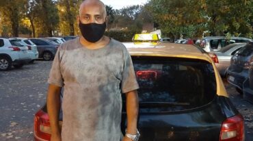 El taxista Gustavo Beatriz se desnudó ante la periodista de LT8 Georgina Beluatti. sitio Rosario3