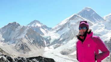 Edurne a los pies del Everest. Escaló la montaña más alta del mundo por primera vez en 2001. Prensa Edurne Pasaban