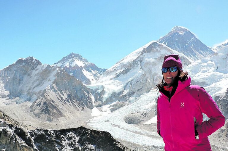 Edurne a los pies del Everest. Escaló la montaña más alta del mundo por primera vez en 2001. Prensa Edurne Pasaban