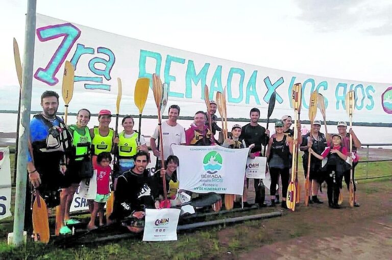 La llegada al puerto de Colón de todos los remadores durante la primera edición de la actividad en el año 2019.