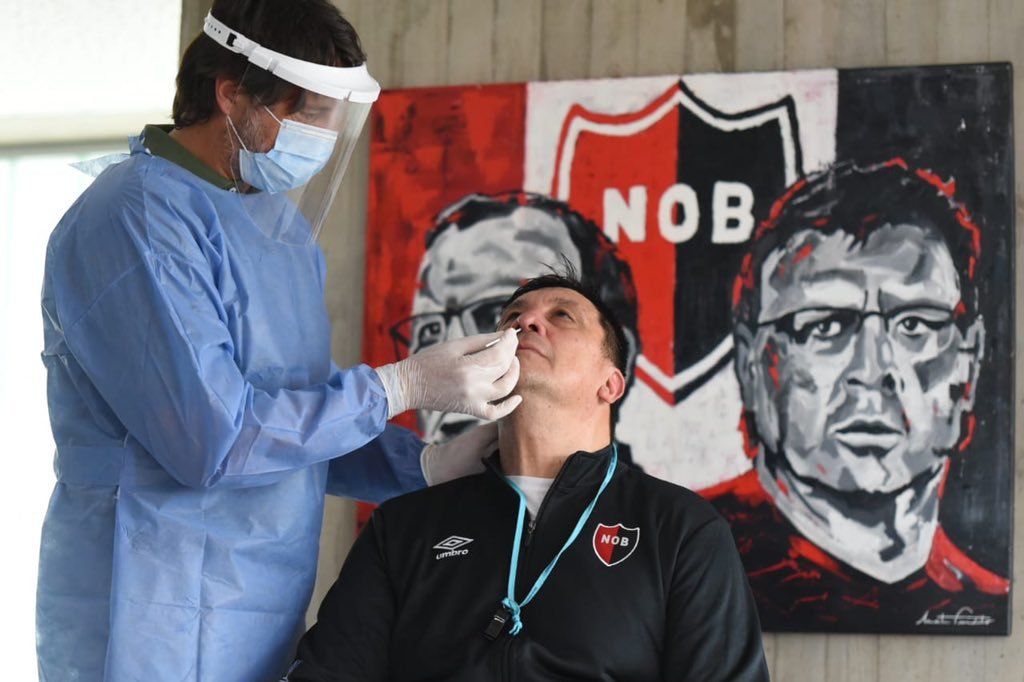 El entrenador se sometió a un control por la pandemia. Gentileza: prensa Newell's Old Boys.