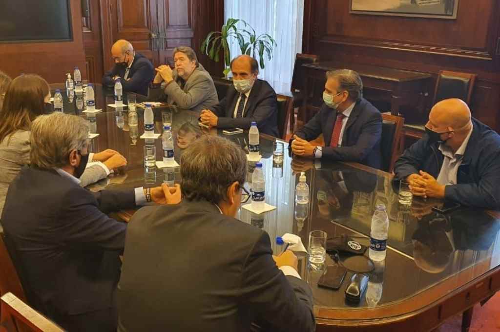 El salón de reuniones del Banco Nación fue el escenario del encuentro entre autoridades de la entidad y legisladores.     Twitter.