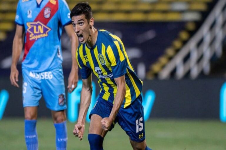 Martín Rabuñal en el festejo del gol en su debut con Central Gentileza