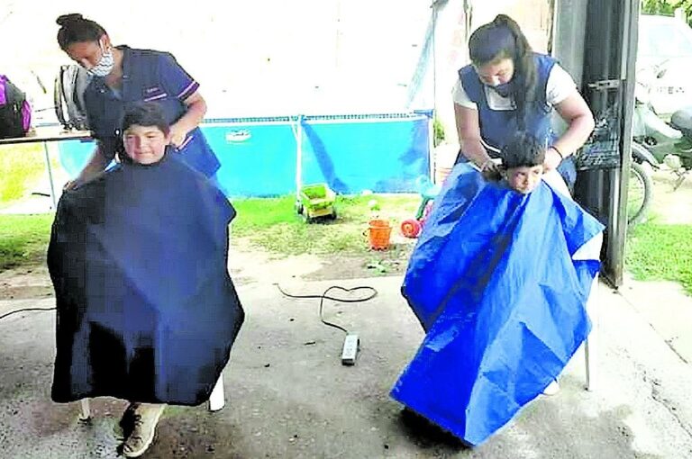 En barrio La Loma los niños recibieron su corte gratuito.