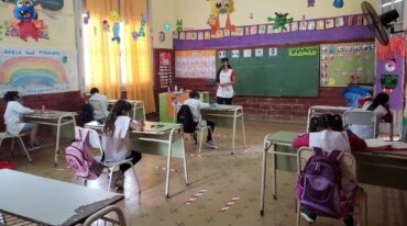 Con emoción. Un nuevo "primer día de clases" en la nueva normalidad por la pandemia del coronavirus se tomó con las debidas precauciones sanitarias pero con marcada alegría entre los alumnos y maestros. Mirador Provincial