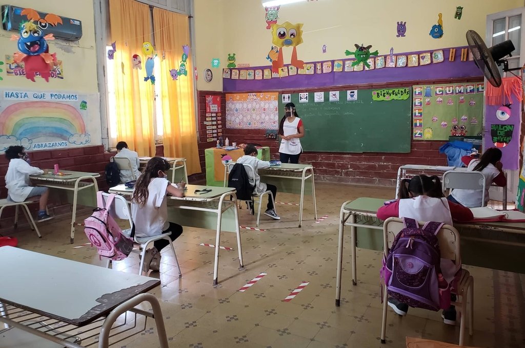 Con emoción. Un nuevo "primer día de clases" en la nueva normalidad por la pandemia del coronavirus se tomó con las debidas precauciones sanitarias pero con marcada alegría entre los alumnos y maestros. Mirador Provincial