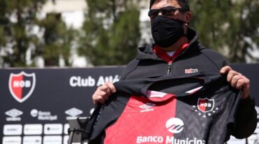 El ex arquero de Ferro y River posó con la camiseta rojinegra. Gentileza: prensa Newell's Old Boys.