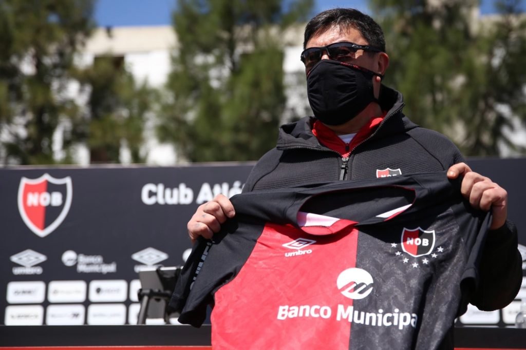 El ex arquero de Ferro y River posó con la camiseta rojinegra. Gentileza: prensa Newell's Old Boys.
