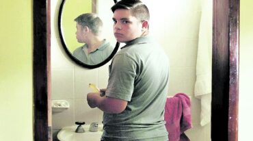 La trama es muestra cómo un joven viaja junto a su madre al pueblo donde acaba de morir su hermano mayor y allí transitan entre trámites