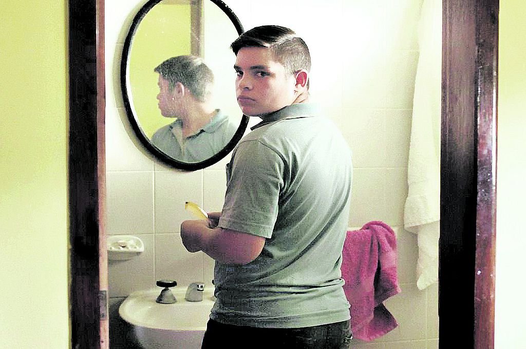 La trama es muestra cómo un joven viaja junto a su madre al pueblo donde acaba de morir su hermano mayor y allí transitan entre trámites