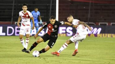 Maximiliano Rodríguez lleva la pelota ante un rival. Marcelo Manera.