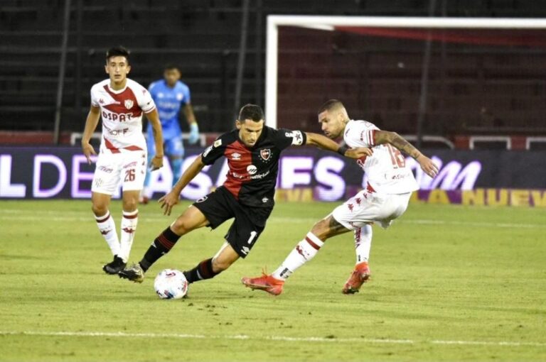 Maximiliano Rodríguez lleva la pelota ante un rival. Marcelo Manera.
