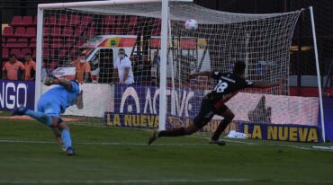 Nicolás Leguizamón le pega en forma desviada después de haber dejado en el camino a Broun. Fue una jugada muy clara