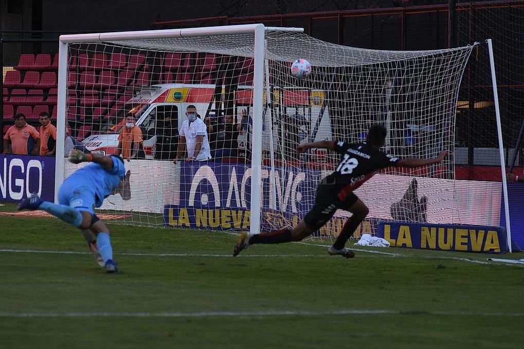 Nicolás Leguizamón le pega en forma desviada después de haber dejado en el camino a Broun. Fue una jugada muy clara
