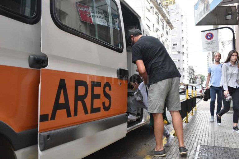 Arriba. Sólo dos escolares trasladó esta unidad en el comienzo de semana. "Es algo insostenible"