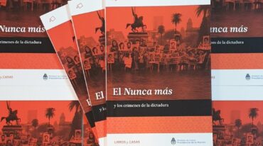 El libro se distribuye con dos guías de trabajo con actividades de lectura y memoria para proponer en cada territorio. Además