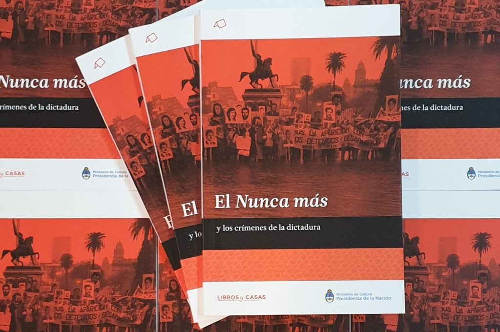 El libro se distribuye con dos guías de trabajo con actividades de lectura y memoria para proponer en cada territorio. Además