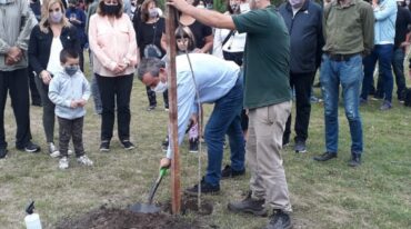 Pablo Javkin fue el primero en ayudar a la plantación de las especies. Mirador Provincial.