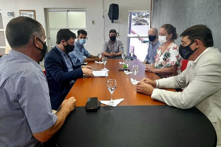 Funcionarios de las localidades del norte entrerriano valoraron la firma del convenio de un servicio esperado por los vecinos. Gentileza Municipalidad de Villa del Rosario