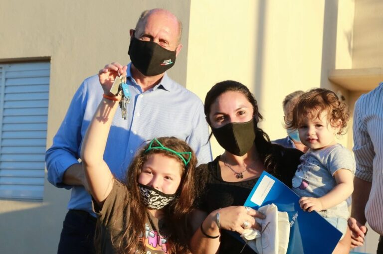 El gobernador expresó el martes en barrio Olímpico que desde la gestión "alimentamos todos los días la visión de un Estado presente". Gentileza: prensa Gobierno de Santa Fe.