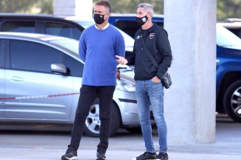 Batistuta dialoga con el candidato oficialista Cristian D'Amico. Gentileza.