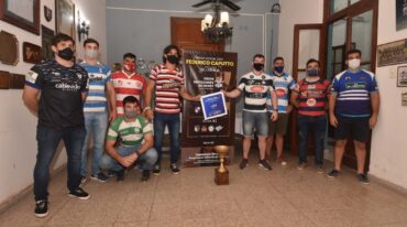 Capitanes y referentes de los distintos equipos de la USR frente a la Copa Diario El Litoral "Federico Caputto". Manuel Fabatía.