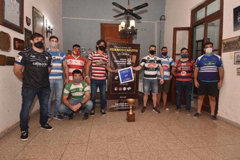 Capitanes y referentes de los distintos equipos de la USR frente a la Copa Diario El Litoral "Federico Caputto". Manuel Fabatía.