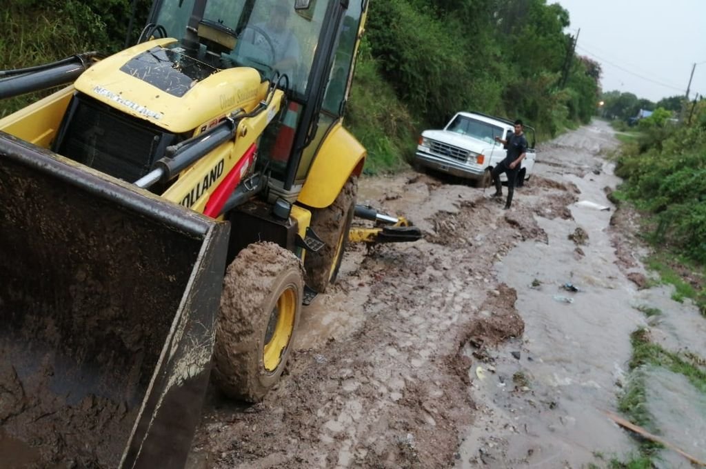La intensidad de las lluvias en Victoria provocaron daño en calles y anegamiento en casas de varios barrios.