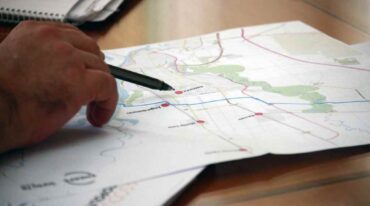Traza. Los técnicos de Enerfe junto a especialistas delimitaron por dónde viajarán los caños de gas natural que atravesarán el Salado y la Setúbal para llegar a la Costa.   Gentileza Enerfe
