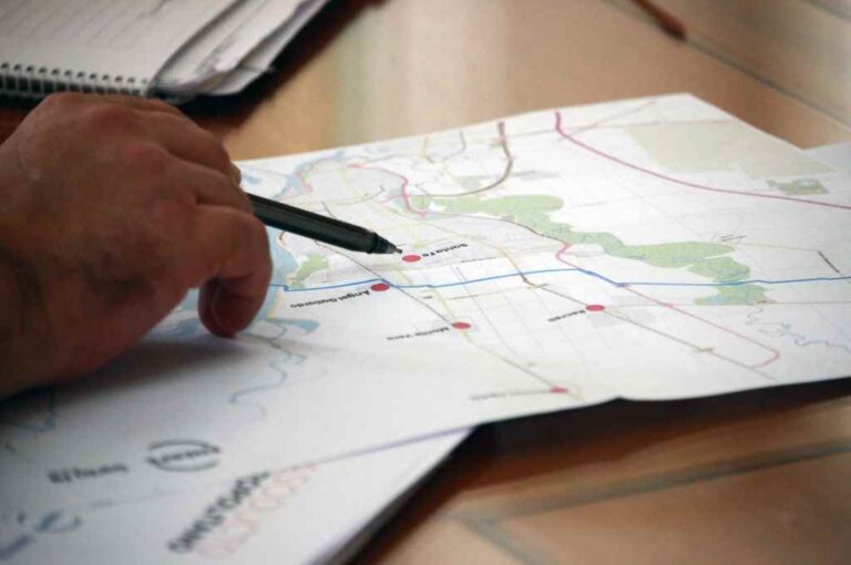 Traza. Los técnicos de Enerfe junto a especialistas delimitaron por dónde viajarán los caños de gas natural que atravesarán el Salado y la Setúbal para llegar a la Costa.   Gentileza Enerfe
