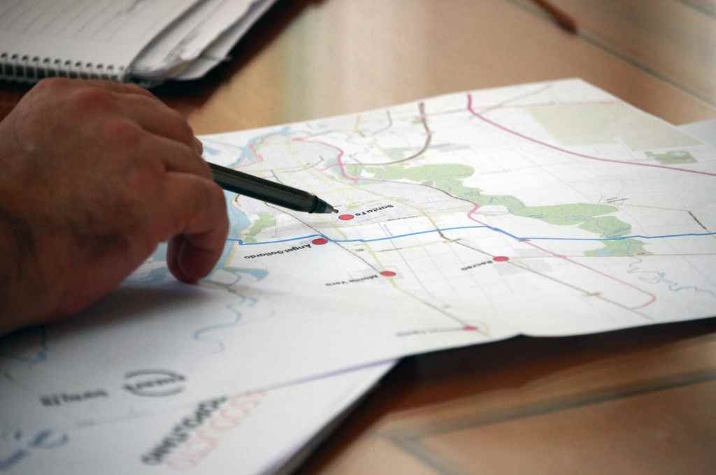Traza. Los técnicos de Enerfe junto a especialistas delimitaron por dónde viajarán los caños de gas natural que atravesarán el Salado y la Setúbal para llegar a la Costa.   Gentileza Enerfe