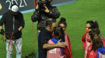 El Vasco Azconzábal saludando a las mujeres que estuvieron como "alcanza-pelotas" durante el partido de este viernes. Apenas ingresó al campo de juego