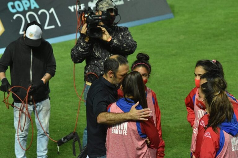 El Vasco Azconzábal saludando a las mujeres que estuvieron como "alcanza-pelotas" durante el partido de este viernes. Apenas ingresó al campo de juego