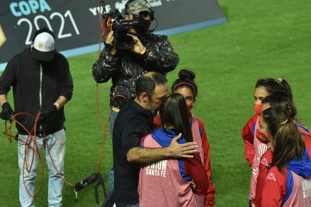 El Vasco Azconzábal saludando a las mujeres que estuvieron como "alcanza-pelotas" durante el partido de este viernes. Apenas ingresó al campo de juego