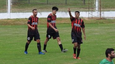 El joven futbolista festeja su primer tanto