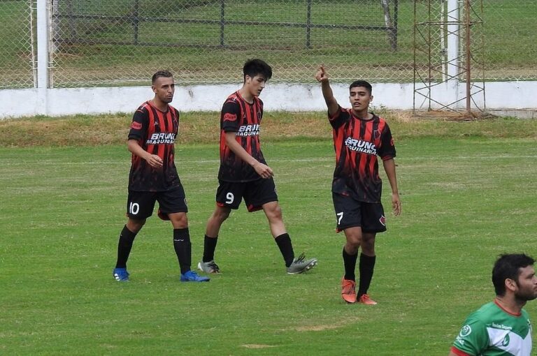 El joven futbolista festeja su primer tanto