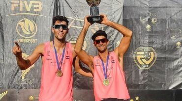 Nicolás Capogrosso y Julián Azaad (con la copa en manos) celebran en arenas chilenas la obtención del Campeonato Sudamericano 2019-2020.