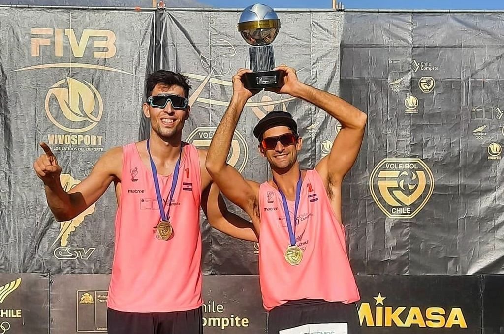 Nicolás Capogrosso y Julián Azaad (con la copa en manos) celebran en arenas chilenas la obtención del Campeonato Sudamericano 2019-2020.