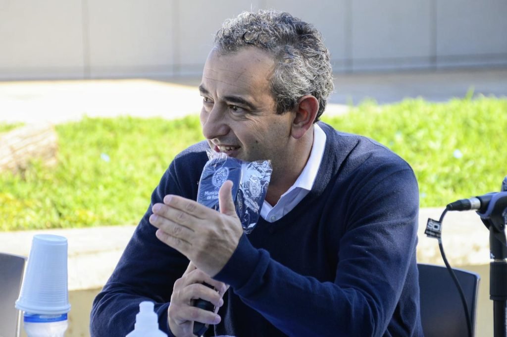 El intendente de Rosario organizó una conferencia de prensa al aire libre. Marcelo Manera.